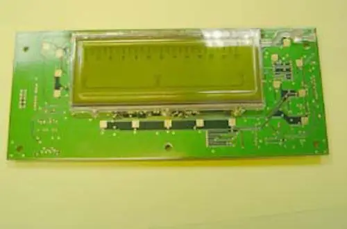 Grüne Leiterplatte mit LCD-Display und verschiedenen Bauteilen, eventuell Teil eines Remeha Heizsystems.